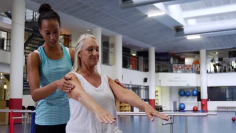 Woman-exercising-with-a-prosthetic-leg