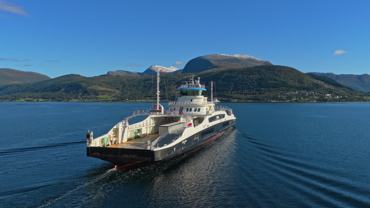 Milieuvriendelijke veerboot vaart snel over een rustige fjord, luchtopname Noorwegen