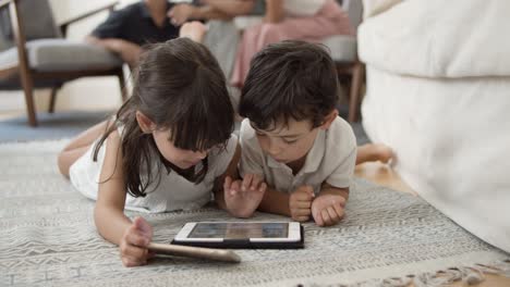 Süße-Kleine-Kinder-Liegen-Auf-Dem-Boden-Im-Wohnzimmer