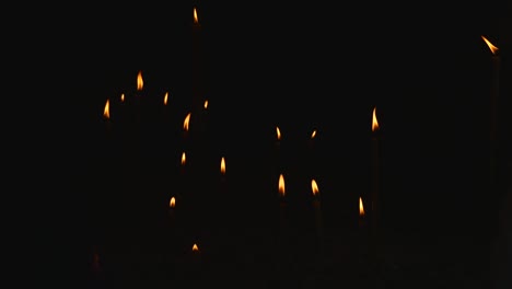 검은색 배경 위에 여러 개의 불이 줄지어 있습니다.