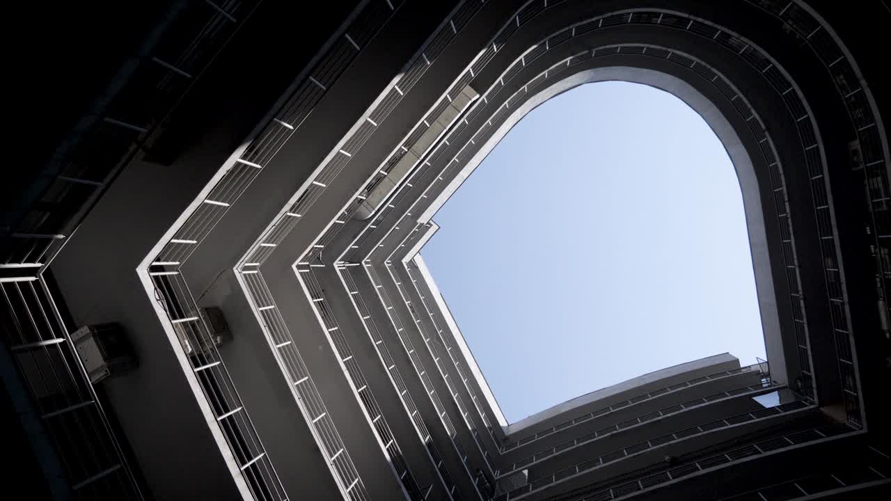 둥근 모양의 건물의 바닥 관점. 부동산. 현대 건물 건설. 외관. 나선형 구조. 도시 디자인 건축의 반원형 건설.