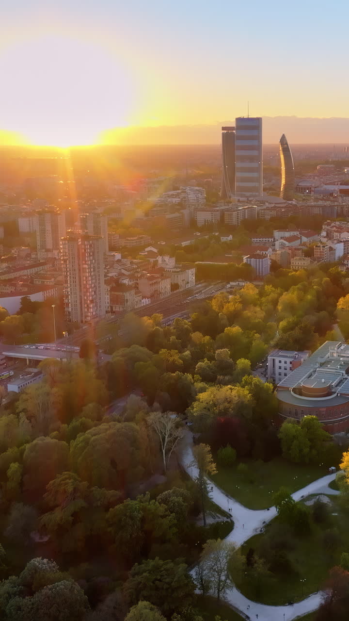 Vista aérea de drone do parque Sempione em Milão, Itália, em um dia ensolarado. Vertical