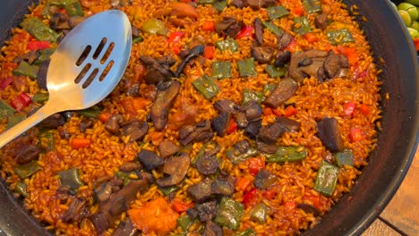 plato tradicional de paella español con verduras en un restaurante, sabroso arroz cocido con verduras, marbella españa, 4k vista superior tomada