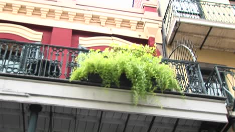 una vista de gusano de los balcones en un edificio pintado de colores vivos