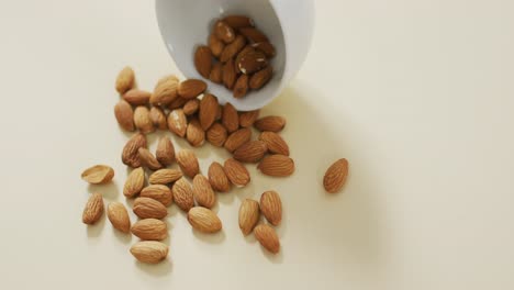 video de almendras en un tazón con fondo blanco