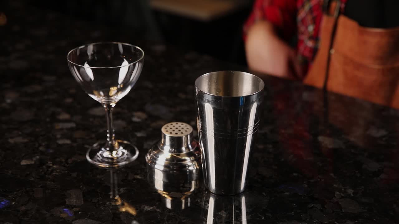 el camarero preparando cócteles.