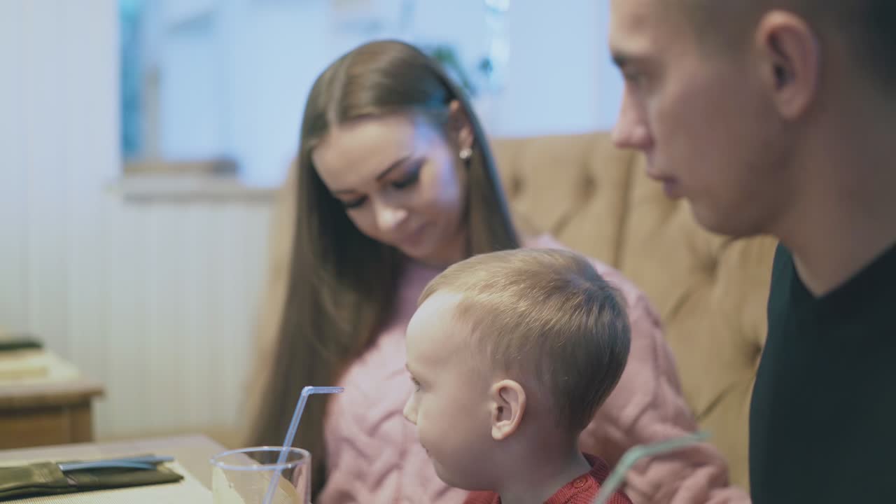 a morena arranja o cabelo bonito e fala com o marido e o filho.
