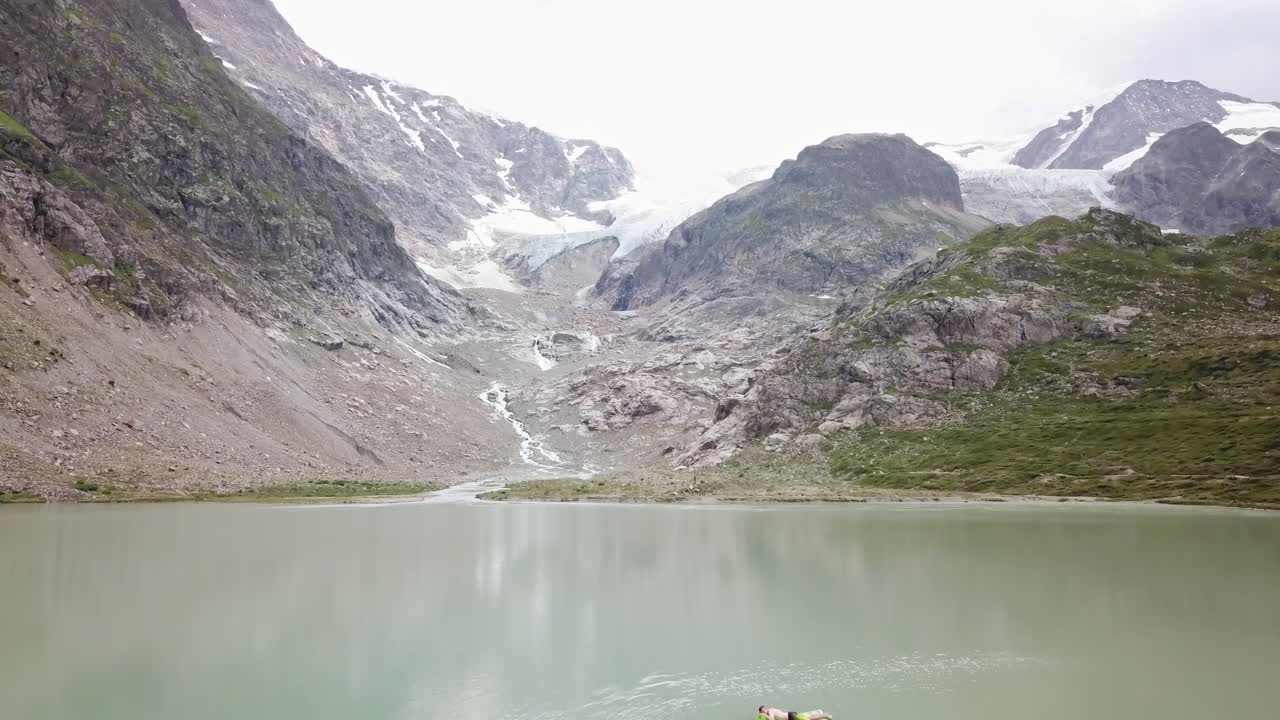 스위스의 우르너 알프스에 있는 에어 매트리스에 사람이 있는 높은 드론 비행 호수와 슈타인 빙하