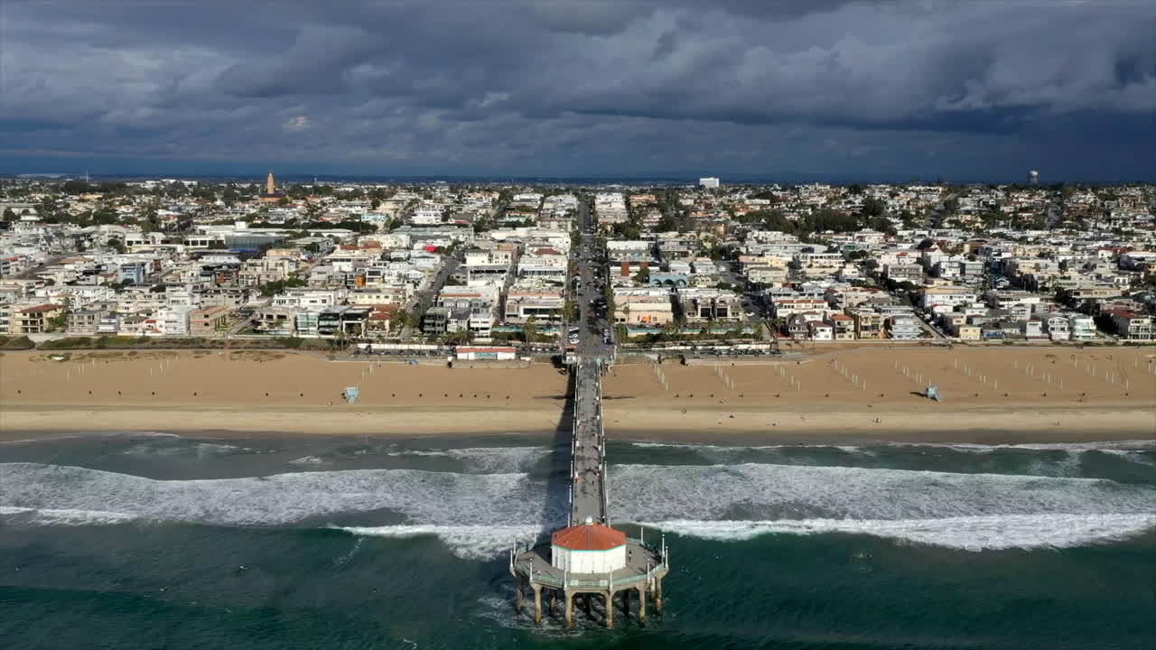 시간 경과 - 동쪽을 향한 맨하탄 해변 캘리포니아 부두의 공중 드론 보기