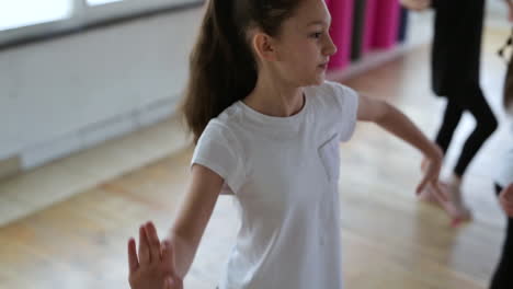 profesor y alumnos en clase de baile.