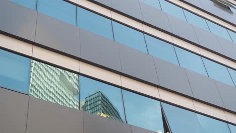 fachada de edificio moderno con reflejos