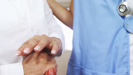 médico femenino consolando a una mujer madura 4k