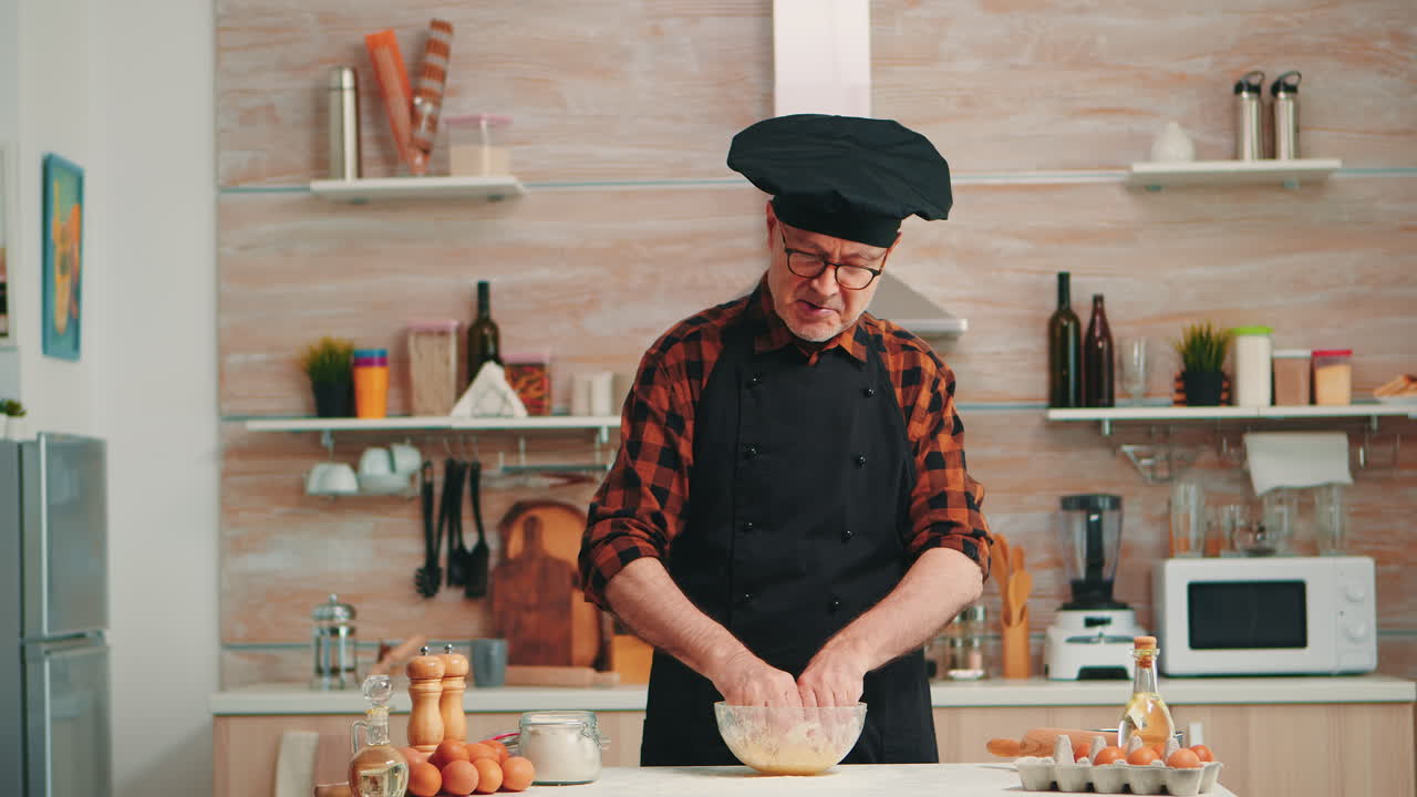 panadero caucásico con harina