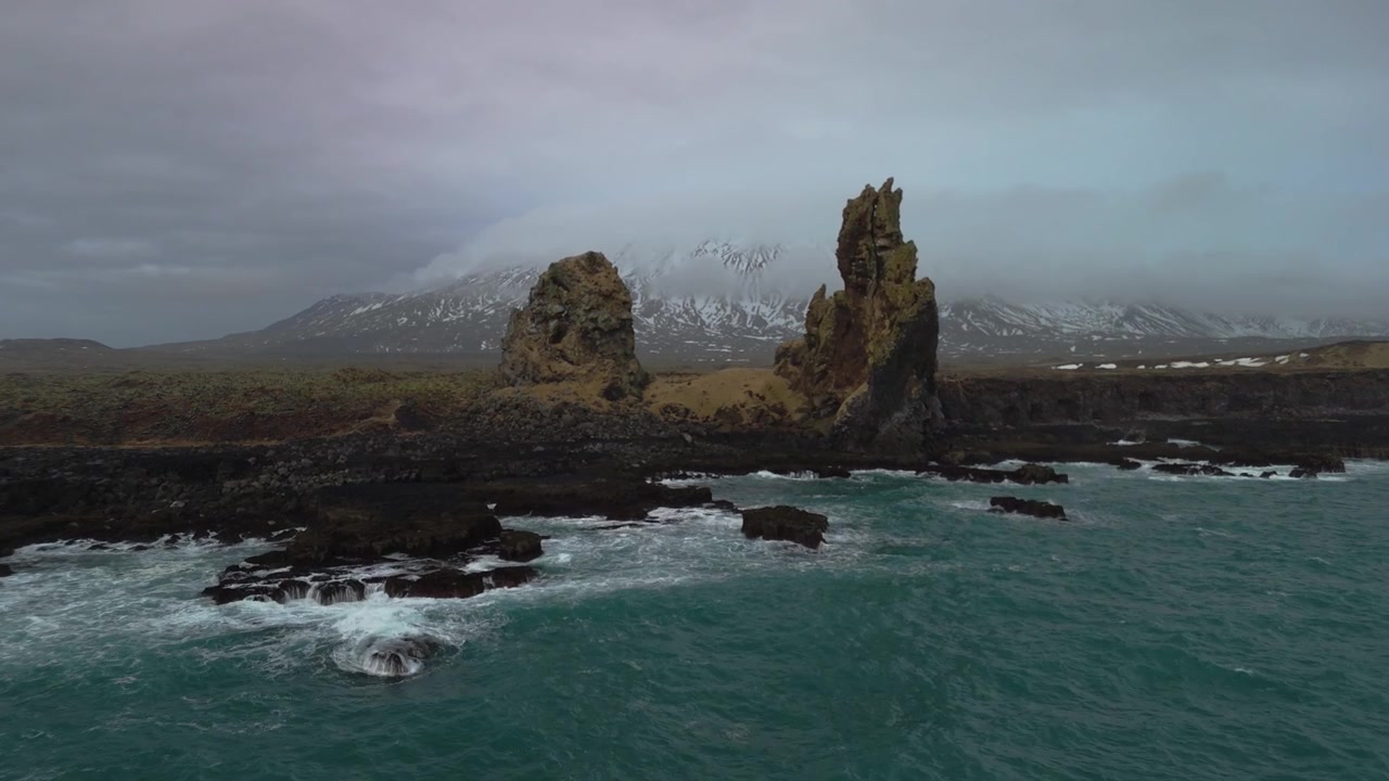Imágenes de dron de la costa volcánica y campos de lava en la península de Snæfellsnes, mostrando terreno accidentado, vistas al océano y un paisaje natural espectacular
