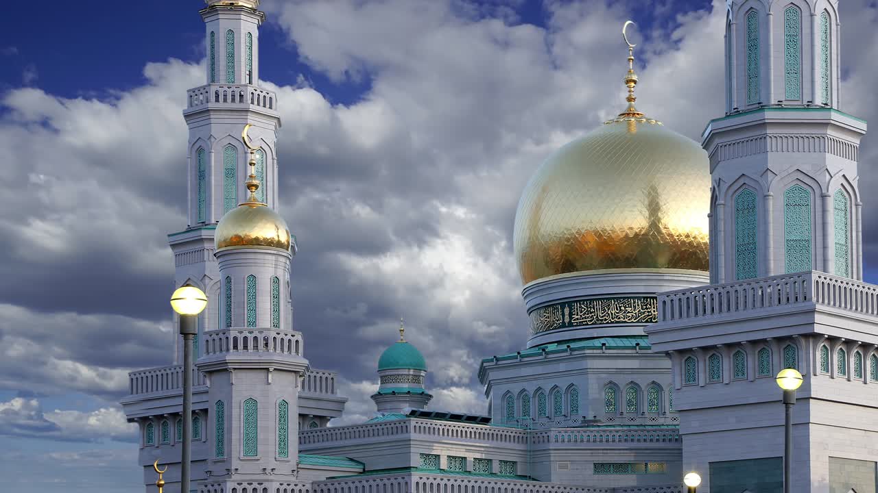 Moschea Cattedrale di Mosca sullo sfondo di nuvole in movimento, Russia – la moschea principale di Mosca, nuovo punto di riferimento