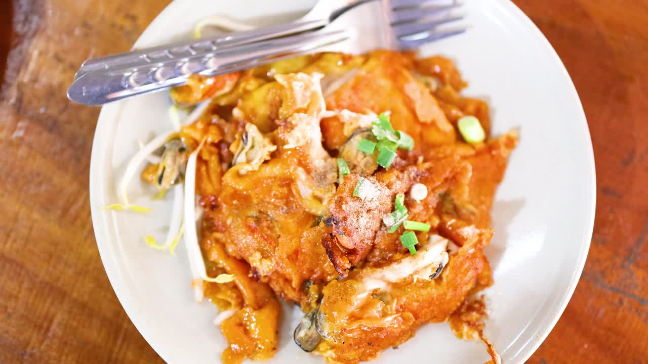 떠다니는 시장에서 맛있는 태국 거리 음식