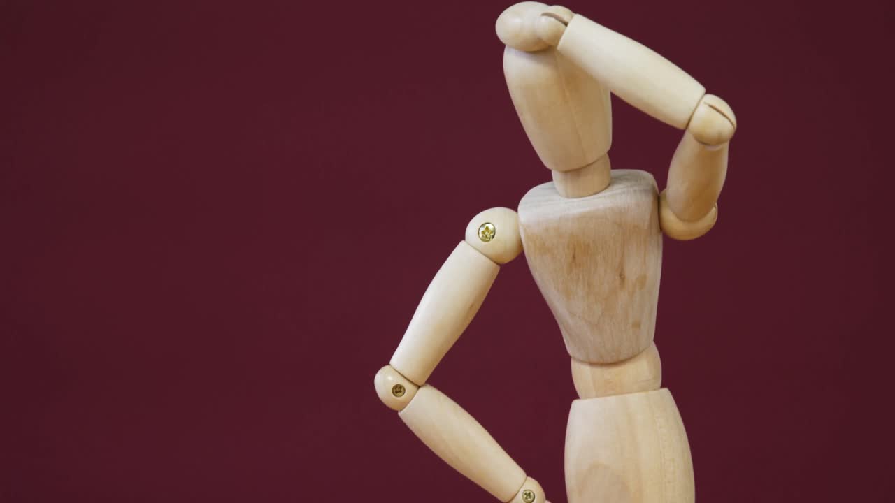 우울 한 동상 의 서 있는 모습