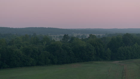 Drone-Desciende-Sobre-Un-Hermoso-Campo-Al-Amanecer