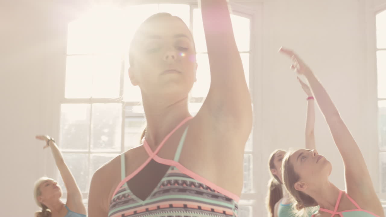 요가 수업 여러 인종의 여성 그룹 피트니스 운동 건강한 라이프 스타일