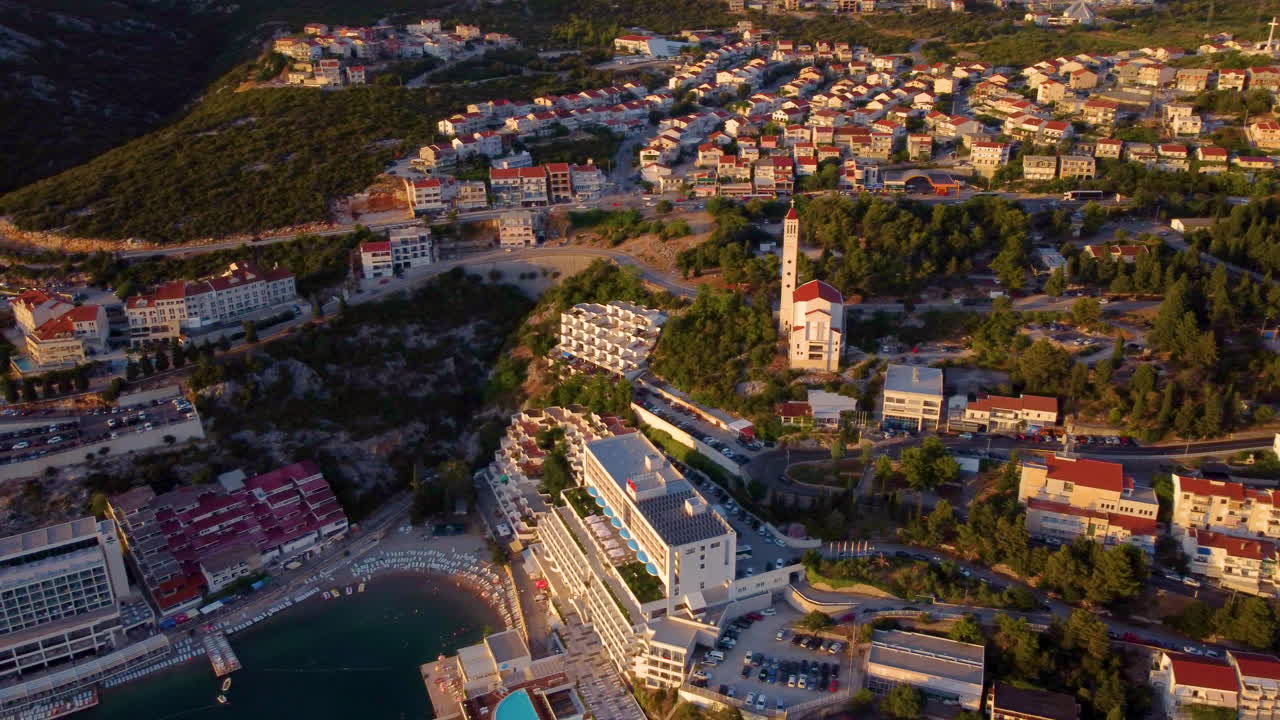 Letecký pohled na turistické letovisko v Neumu, Bosna a Hercegovina – záběr z dronu