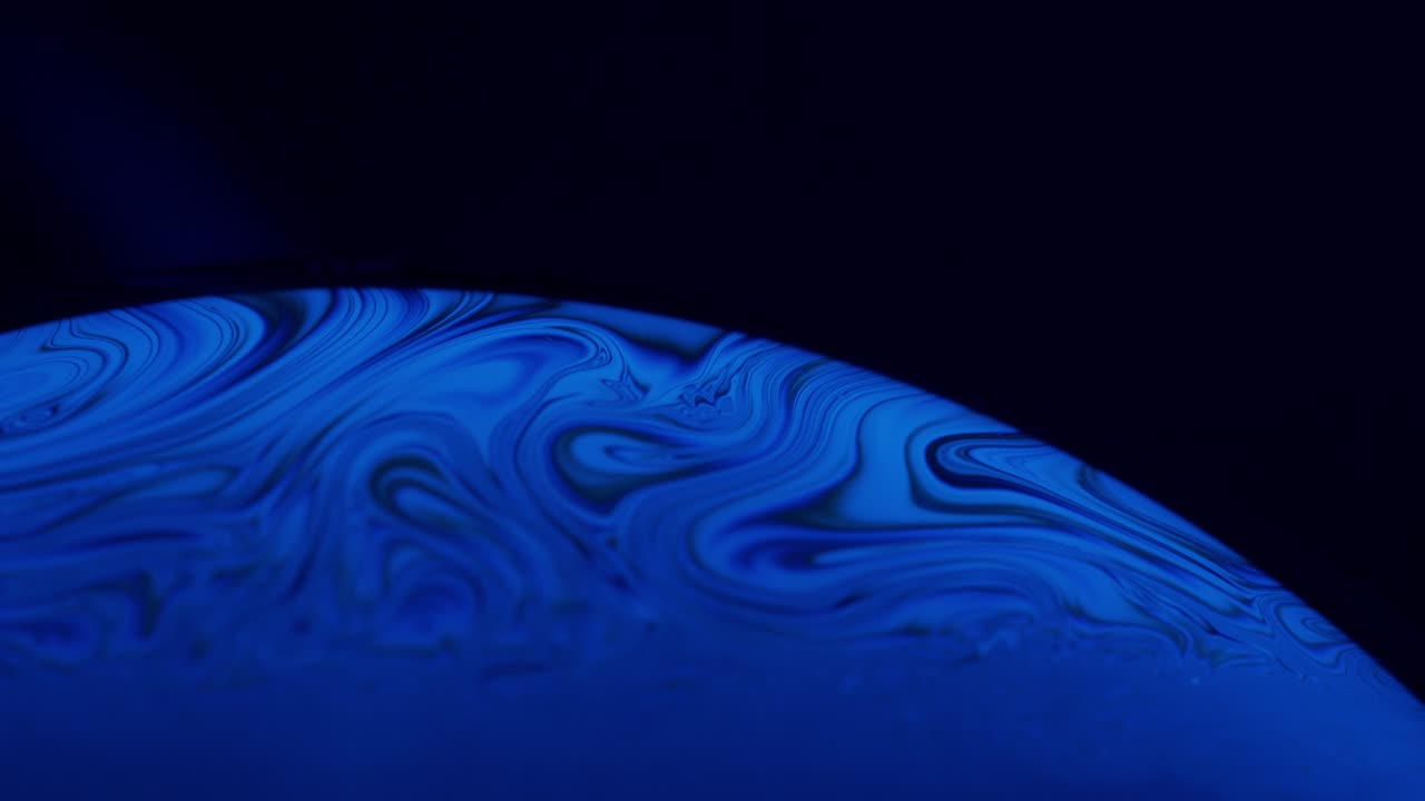 액체 용액에서 파란색 흐르는 선의 매혹적인 추상적인 매크로