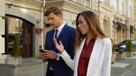 Angry-business-woman-arguing-business-man-outdoors