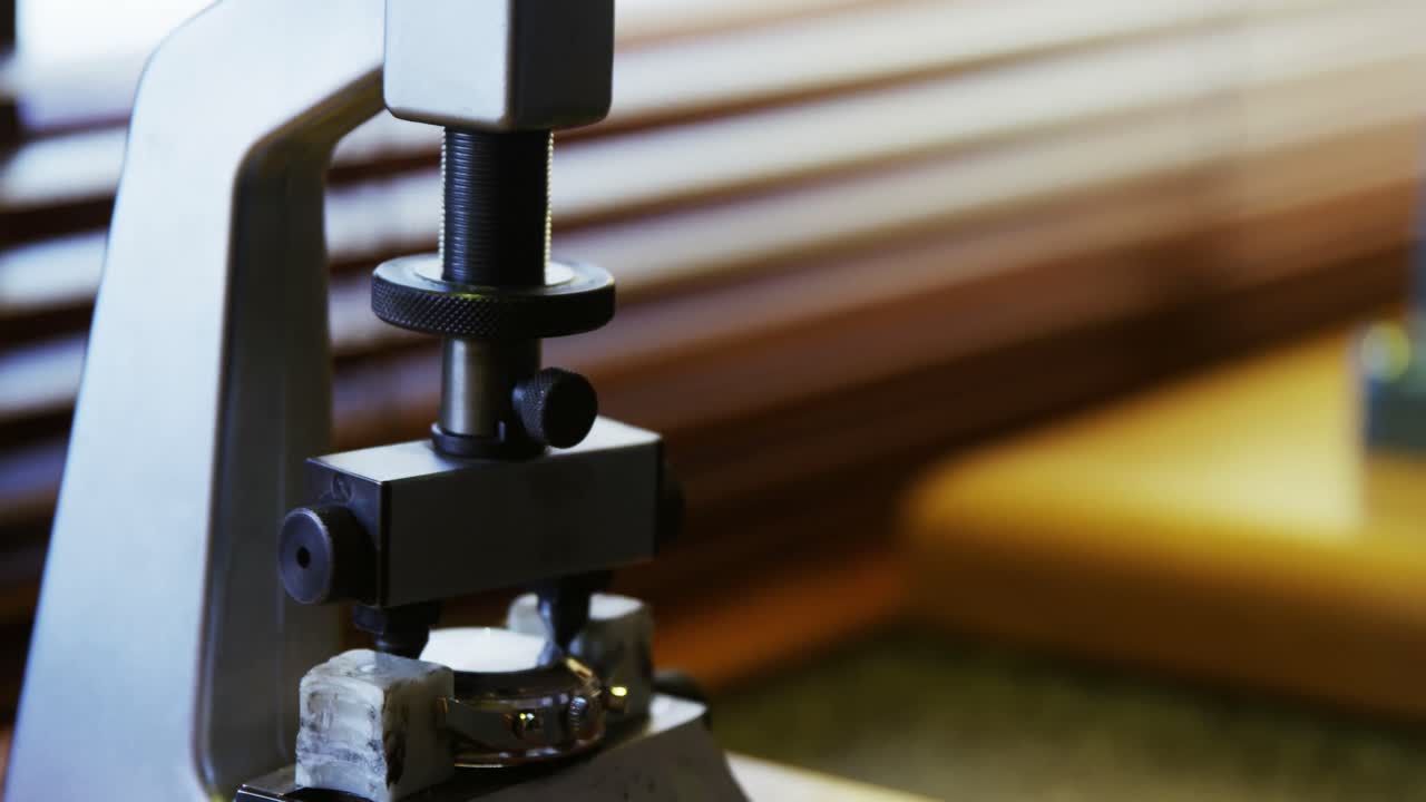 기계 에 있는 시계 를 수리 하는 시계 전문가