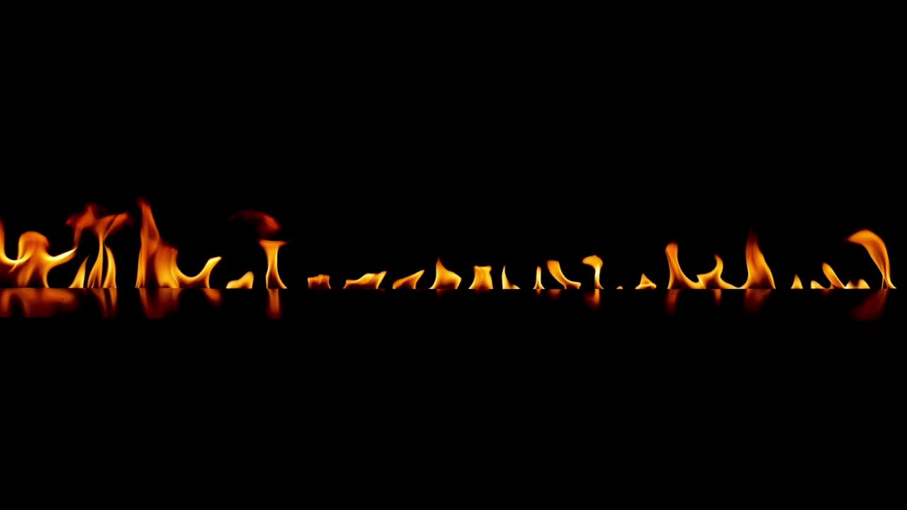 호텔 로비에 벽난로가 켜져 있다