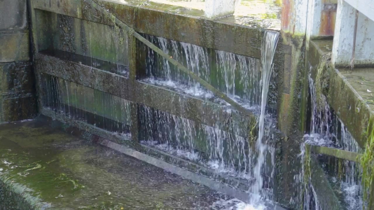 Acqua che scorre alla stazione delle chiuse del Canale Rideau, immagine ravvicinata di dettaglio.