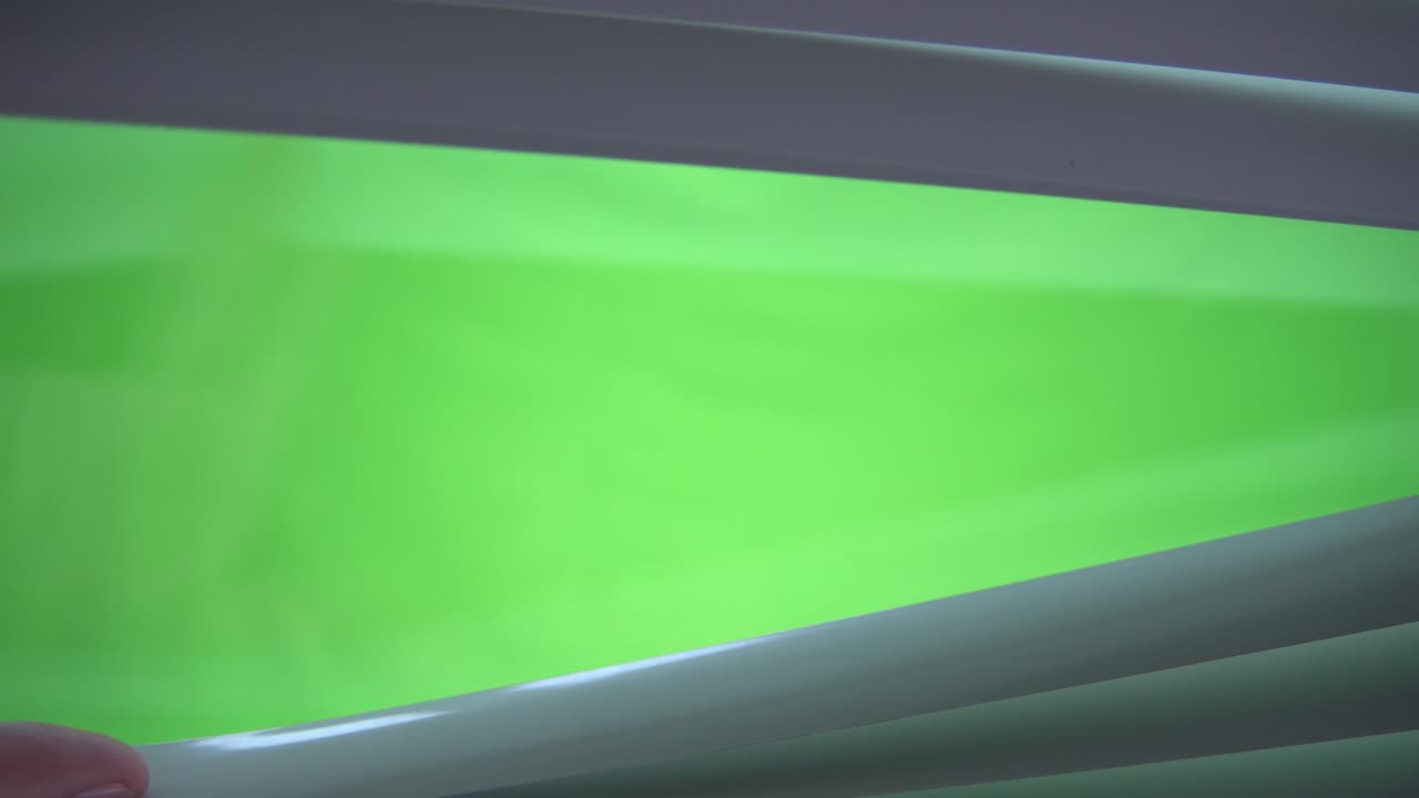 4k. рука открывает жалюзи. зеленый экран