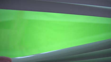 4k. abre las celosías con la mano. pantalla verde.