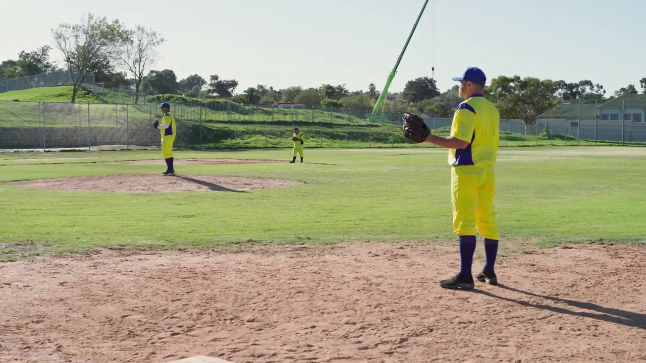 Diamante rosso che appare gradualmente, disegnando marcatori, arco giallo sul campo da baseball, giocatore di campo che si sposta per la difesa