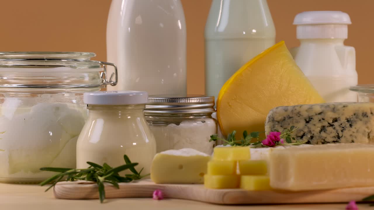 varios productos lácteos dispuestos en una mesa