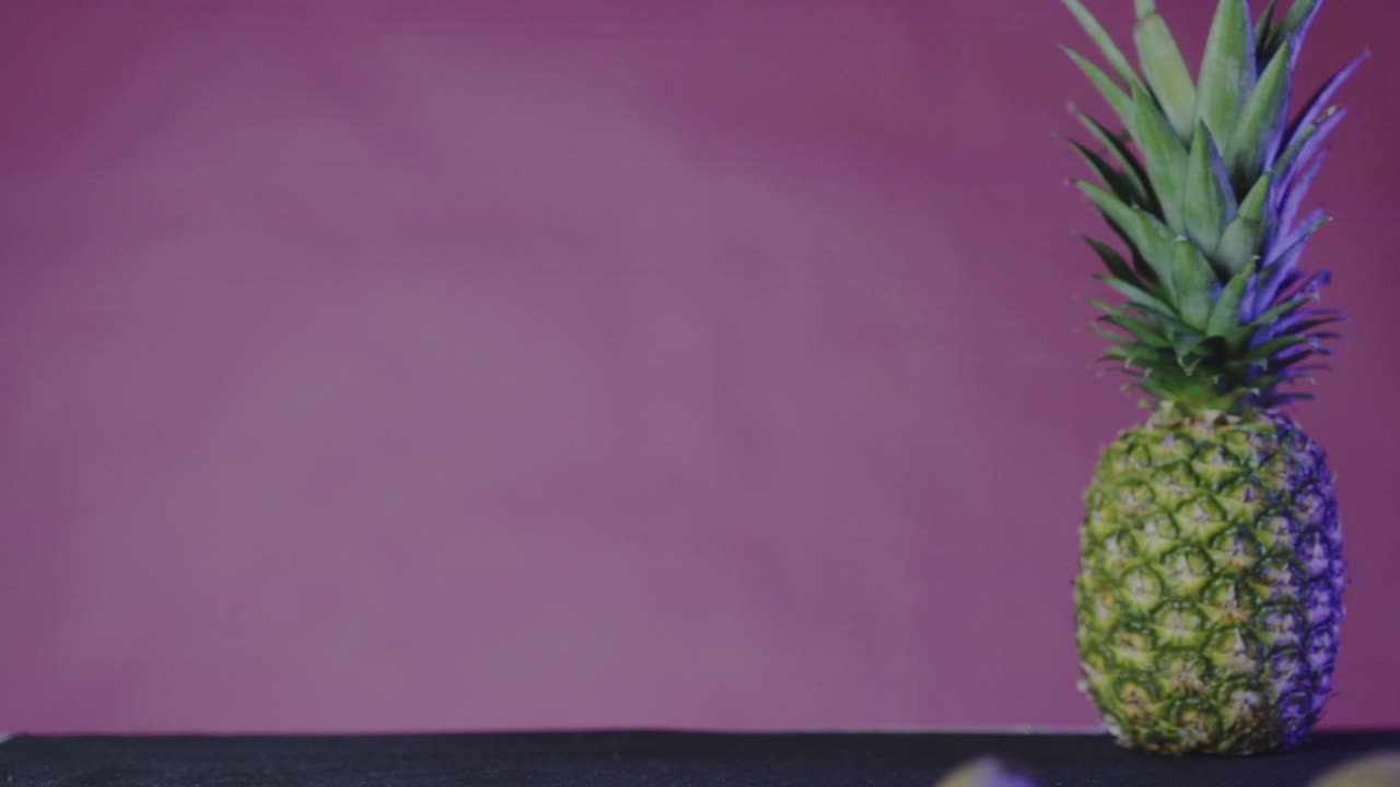 dejando caer kiwis con fruta de piña para la sesión de jugo de producto