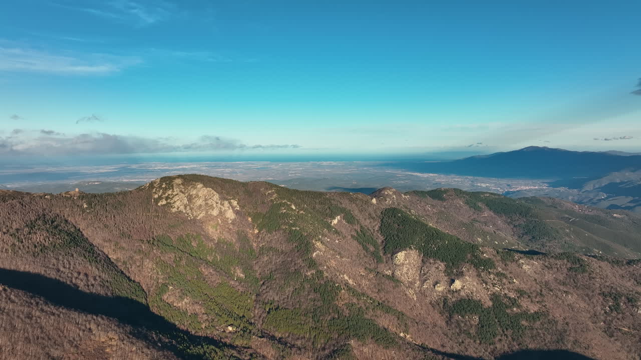 perspectiva de pájaro de un pintoresco paso de montaña de los pirineos.