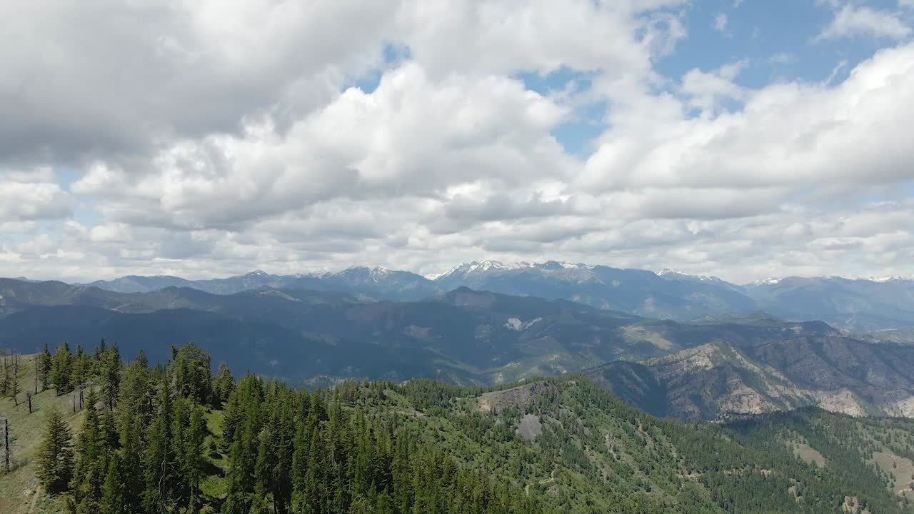 vista aérea escénica de cascade range en el estado de washington el día de verano