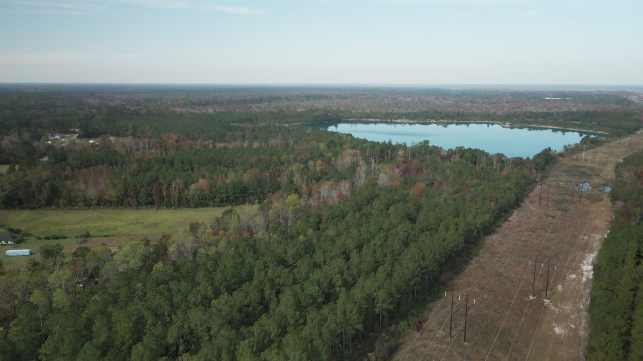 линии электропередач, прорезающие лесной массив в направлении озера