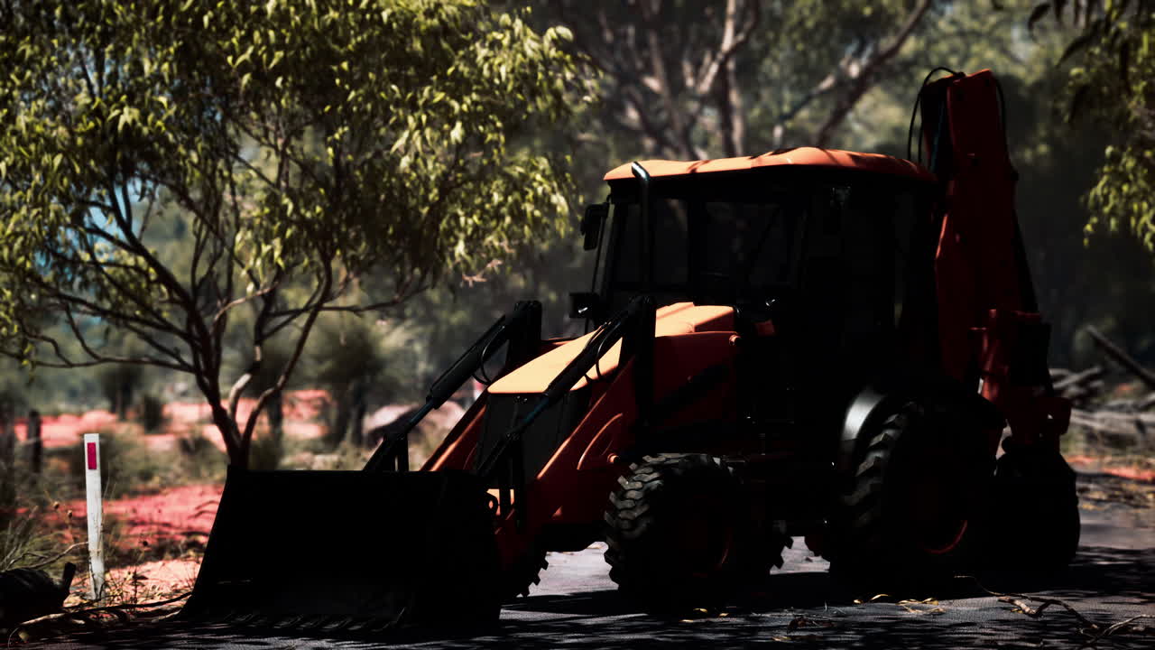 덤불 숲 에 있는 발굴기 트랙터