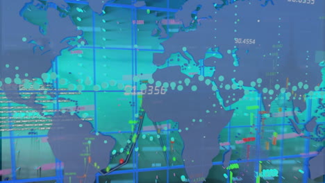 animación del procesamiento de datos financieros sobre el mapa del mundo contra un fondo azul