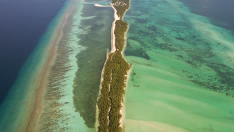 Panorama-of-green-islands-in-the-maldivian-archipelago-in-the-midst-of-blue-water-and-reefs