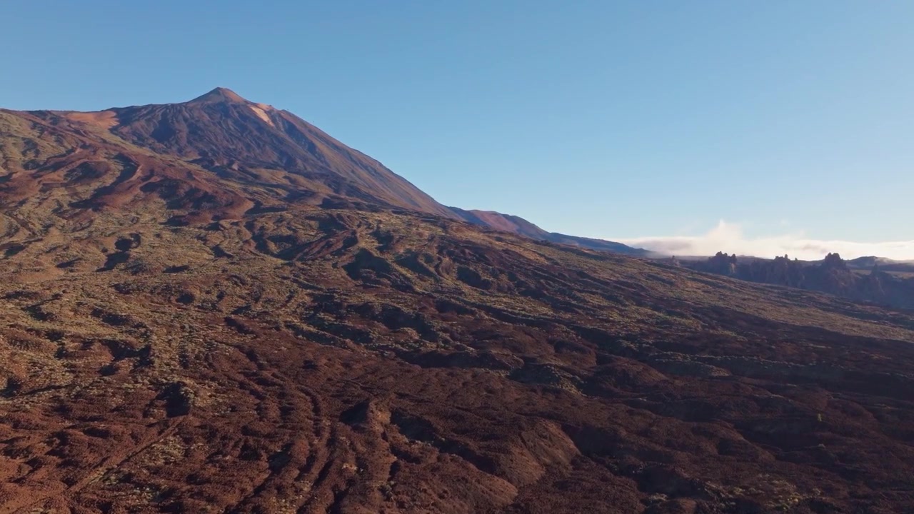 Filmato cinematografico con drone del Parco Nazionale del Teide, con paesaggi vulcanici, campi di lava, scenari montani aspri e viste aeree mozzafiato di Tenerife.