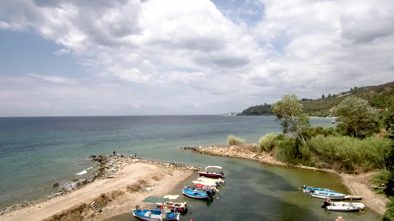 vista aérea de un pequeño puerto natural en el área de agia paraskevi halkidiki, grecia, avance con un avión no tripulado