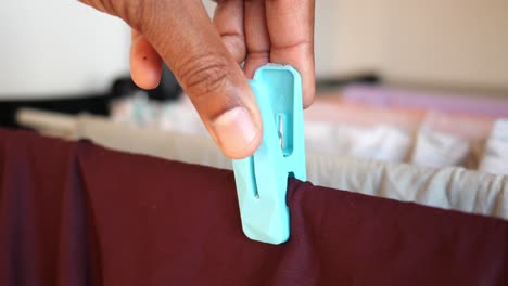 la ropa se seca en una cuerda de ropa