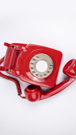 red-vintage-telephone-in-vertical