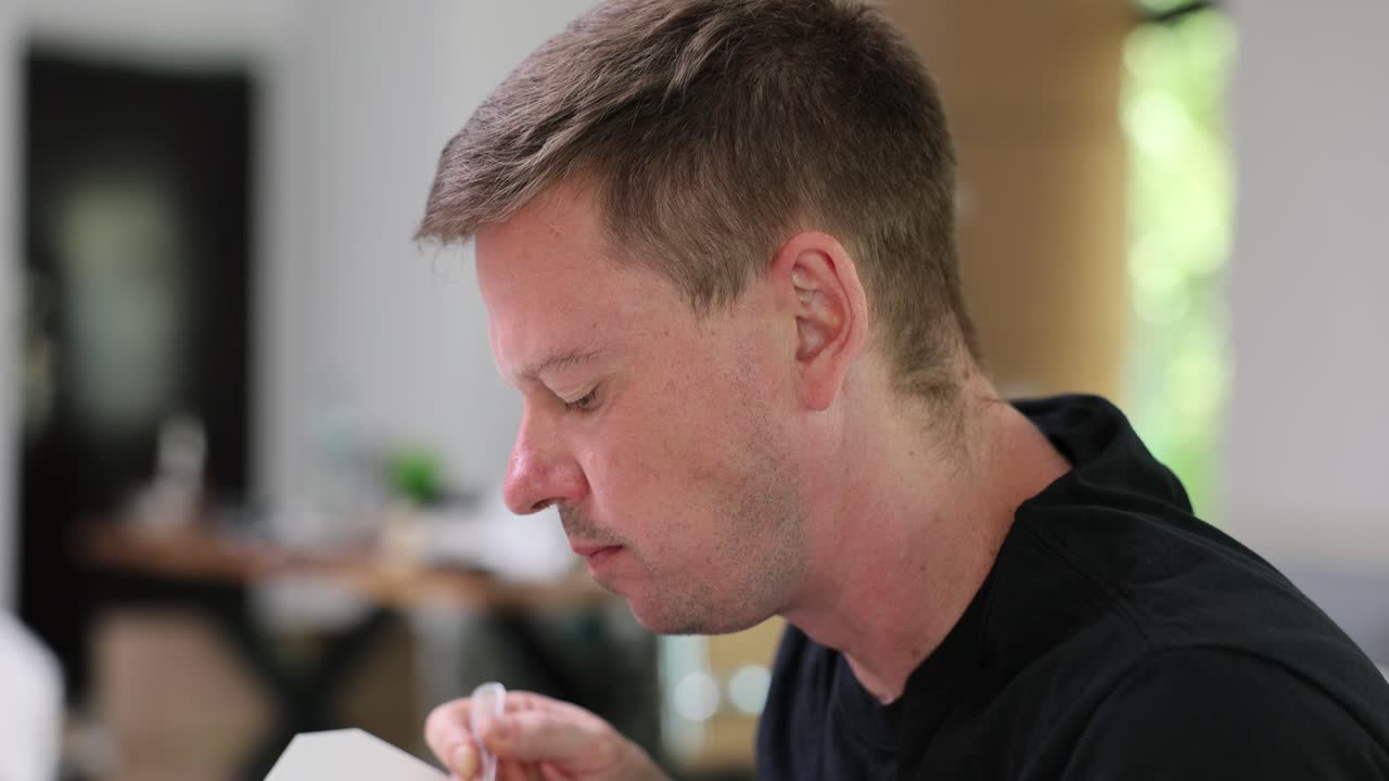 Uomo che mangia al chiuso