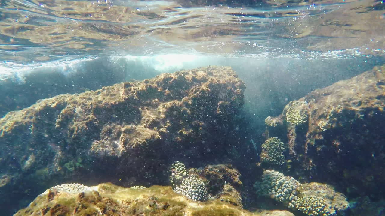 바위에 부서지는 파도 - 수중
