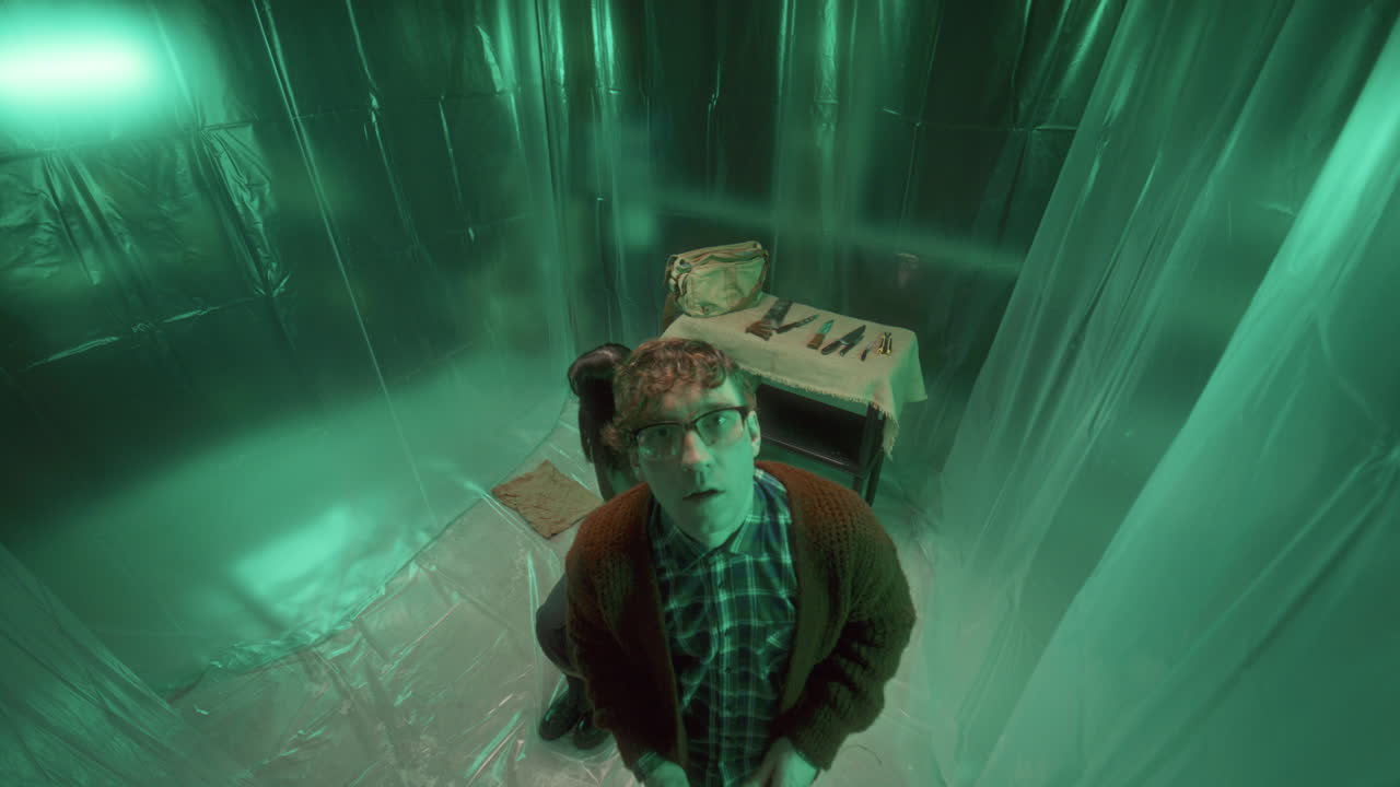 정신병자 살인범은 희생자를 둘러싸고 칼을 들고 위협적인 춤을 춘다.