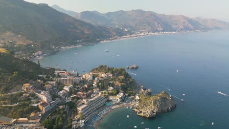 Wunderschöne-Luftaufnahme-Der-Küste-In-Taormina,-Sizilien