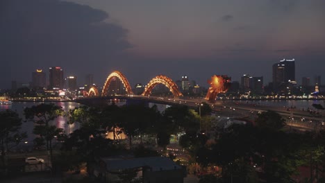 Colorido-Lapso-Nocturno-Del-Icónico-Puente-Del-Dragón-Cau-Rong-Cambiando-Colores-Y-Horizonte-Durante-La-Puesta-De-Sol-En-Danang,-Vietnam