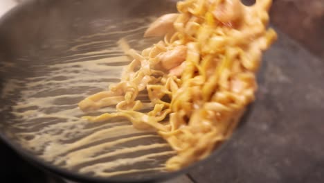cocción de pasta de pollo con crema